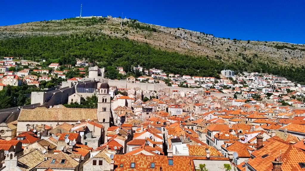 Vue sur la vieille ville de Dubrovnik et Mont Srđ