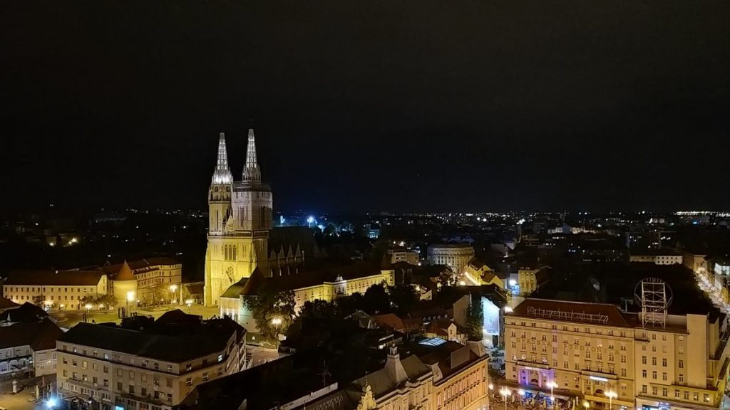 Vue sur la cathédrale de Zagreb de nuit