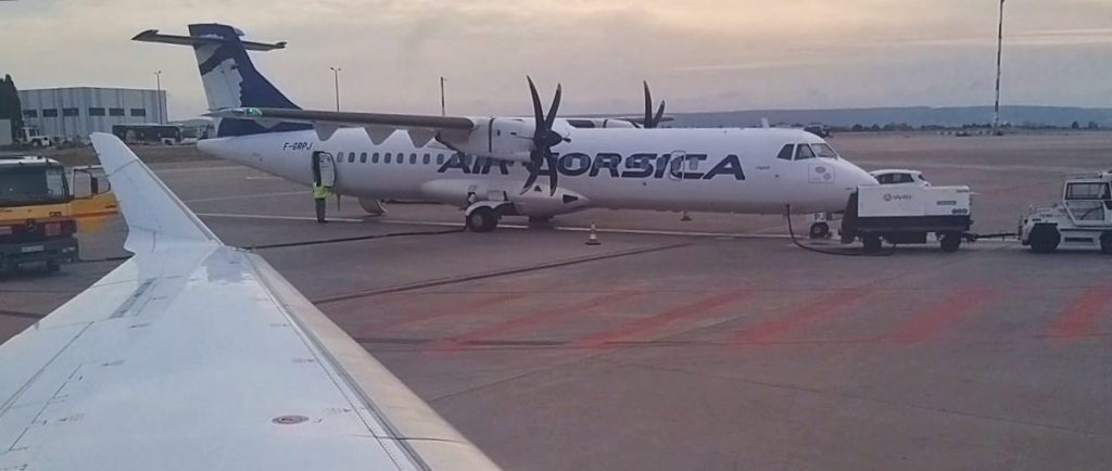 Stationnement à côté d'un ATR 72 d'Air Corsica