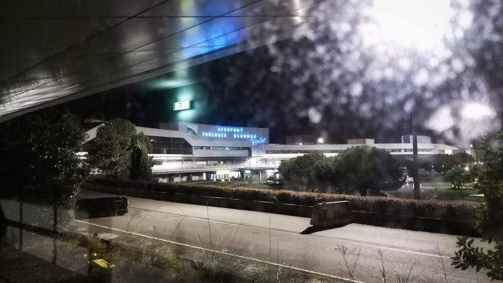 Aéroport Toulouse-Blagnac de nuit