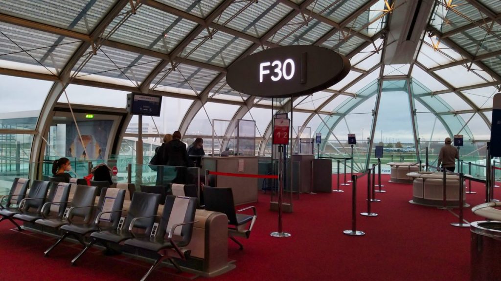 Porte d'embarquement F30 à l'aéroport Paris-Roissy CDG