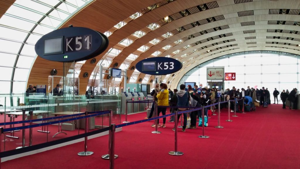 Porte d'embarquement K53 à l'aéroport Paris-Roissy CDG