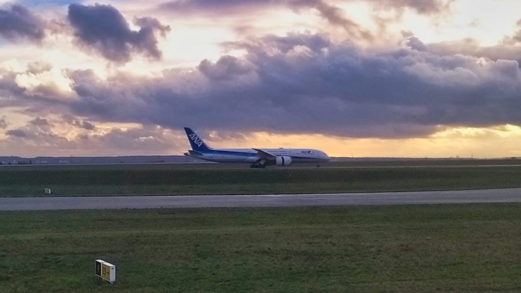 Boeing 787 d'ANA qui atterrit à Paris Roissy-CDG