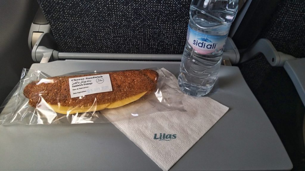 Sandwich et bouteille d'eau servis à bord