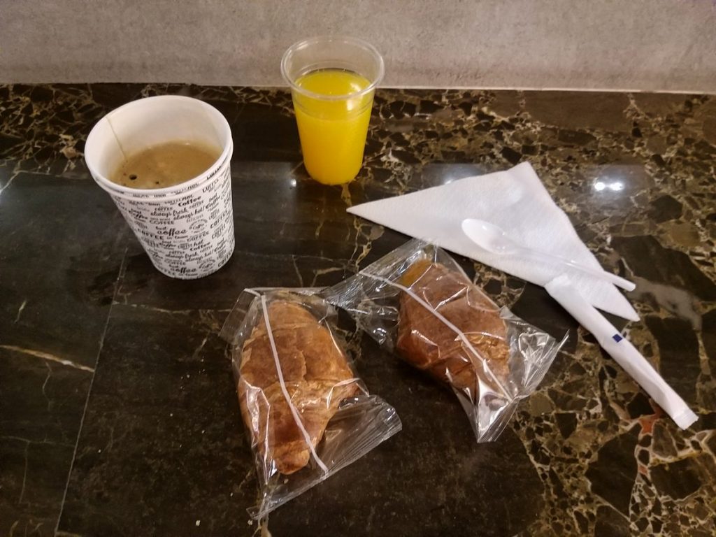 Croissants, café et jus d'orange