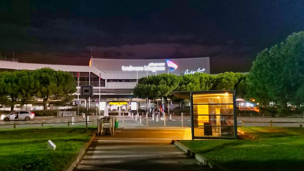 Aéroport Toulouse-Blagnac de nuit
