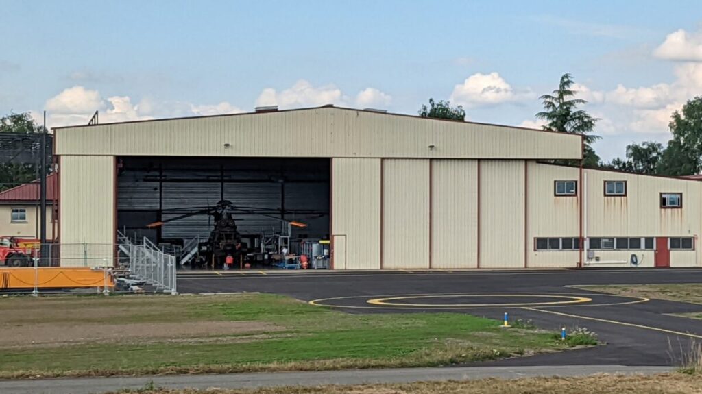 Hangar avec un hélicoptère