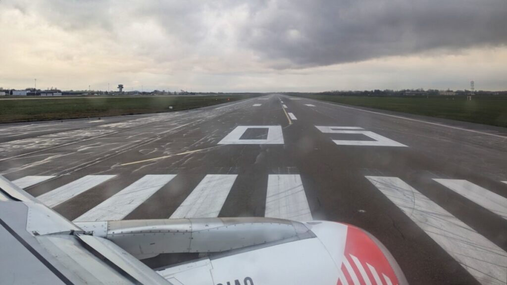 Entrée sur la piste 05 à l'aéroport de Strasbourg