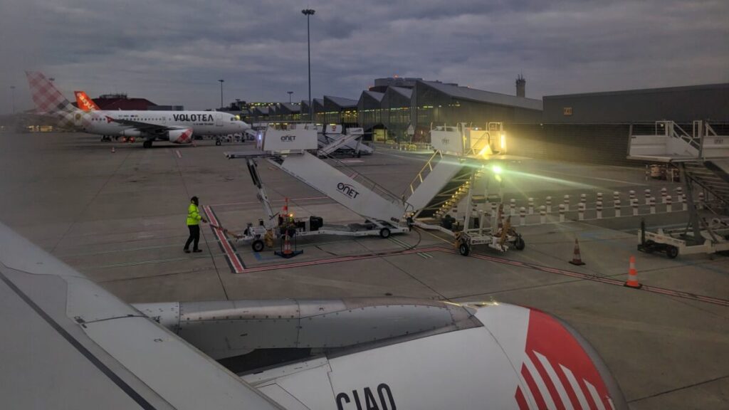 Mise en place des escaliers à l'aéroport de Toulouse-Blagnac