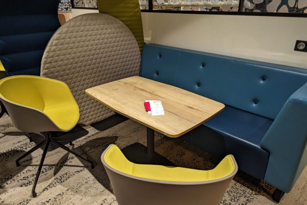 Fauteuils au salon Croix du Sud