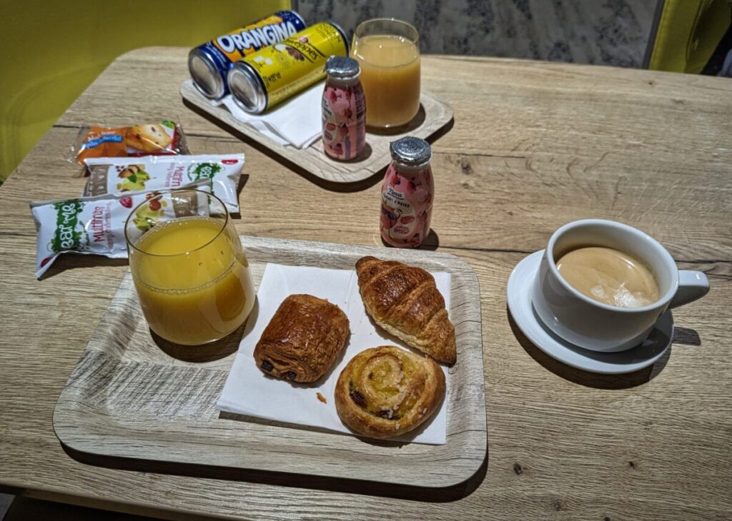 Petit-déjeuner au salon Croix du Sud